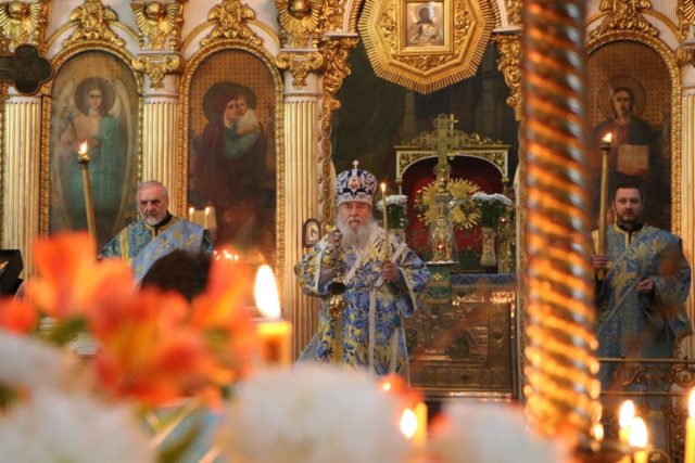 В канун праздника Похвалы Божией Матери митрополит Ириней совершил вечернее богослужение в Свято-Троицком кафедральном соборе г. Днепра