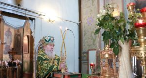 В праздник Входа Господня в Иерусалим митрополит Ириней совершил Литургию в Свято-Троицком кафедральном соборе г. Днепра