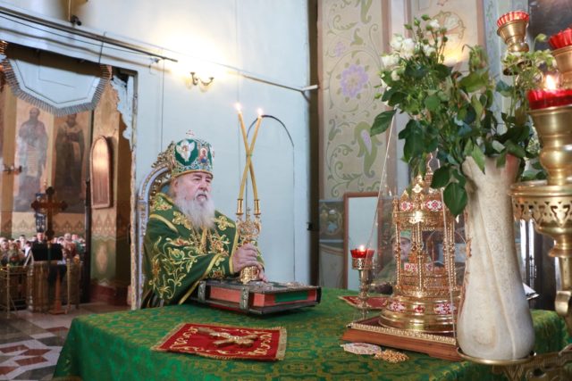 В праздник Входа Господня в Иерусалим митрополит Ириней совершил Литургию в Свято-Троицком кафедральном соборе г. Днепра