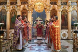 В Великий Четверг митрополит Ириней совершил Соборование и Божественную литургию с Чином омовения ног