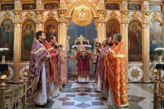 В Великий Четверг митрополит Ириней совершил Соборование и Божественную литургию с Чином омовения ног
