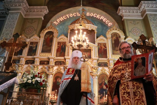 За Пасхальной вечерней митрополит Ириней молился в Свято-Троицком кафедральном соборе г. Днепра