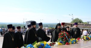 Духовенство епархии возложили цветы к монументу Славы