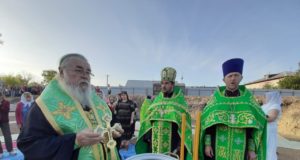 В Новотроицком митрополит Ириней совершил чин основания Свято-Троицкого храма