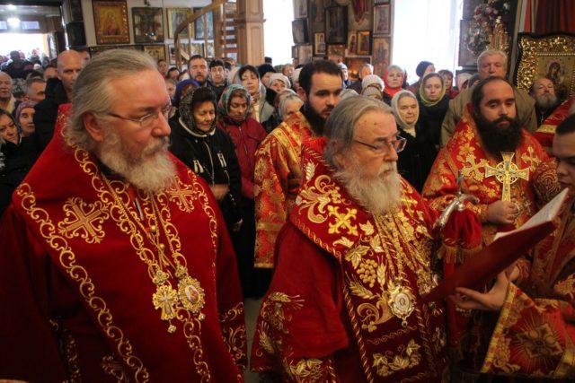 Иерархи Днепропетровской епархии совершили Божественную Литургию в Тихвинской обители
