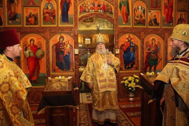 В день престольного торжества митрополит Ириней посетил храм в честь святого великого князя Александра Невского на жм Игрень г. Днепра