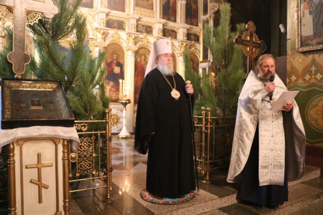 Вечером в день праздника Рождества Христова 2020 года митрополит Ириней молился в главном соборе епархии